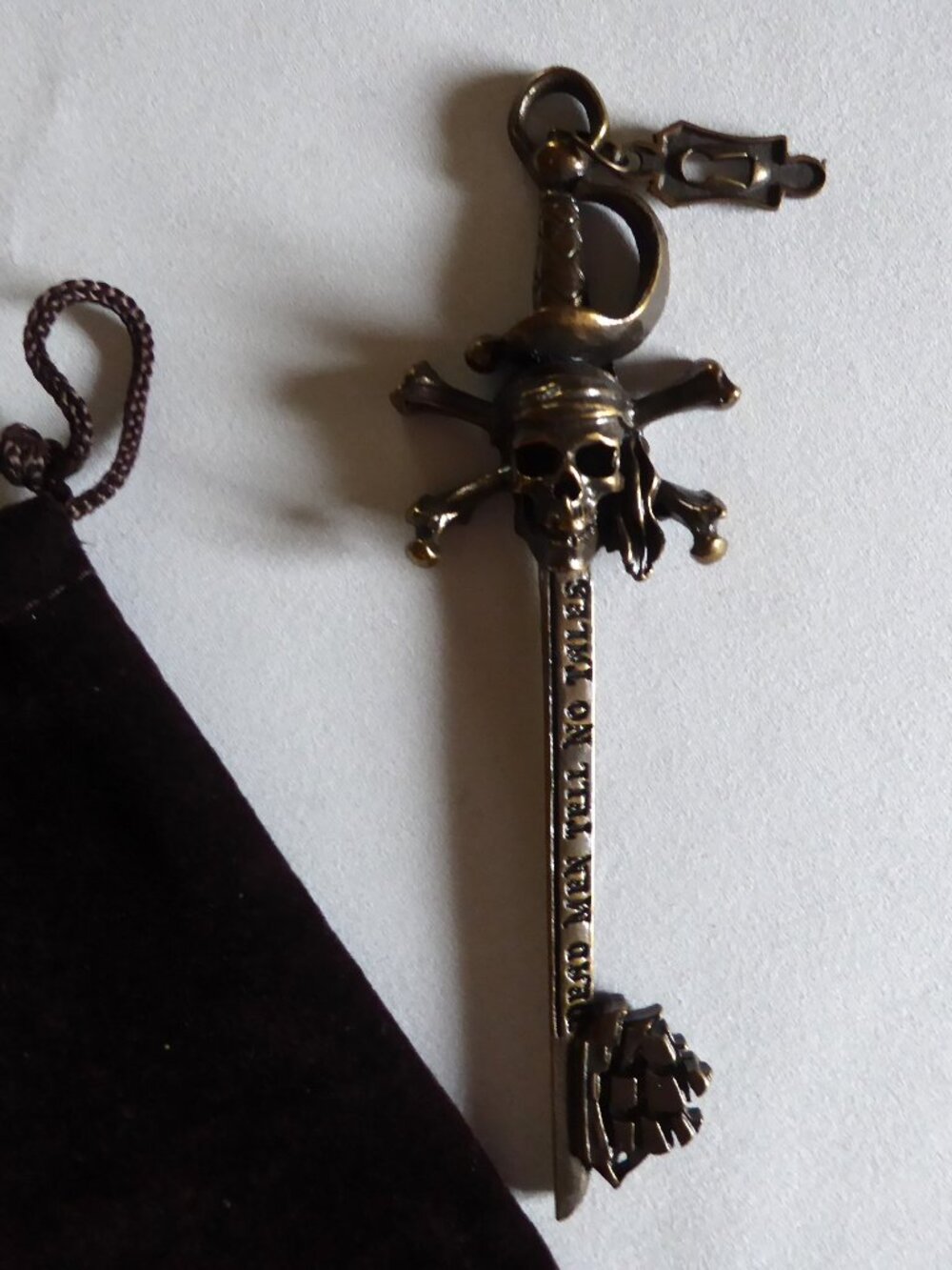 NEW VINTAGE DISNEY MAGIC KEY COLLECTION PIRATES CARIBBEAN METAL SKELETON KEY - Picture 3 of 15